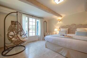 هتل La Bastide Des Salins