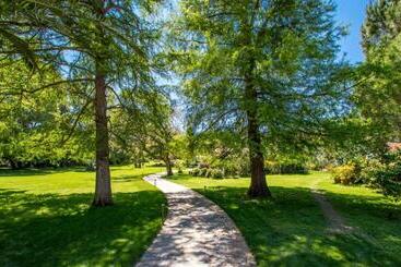 هتل La Bastide Des Salins
