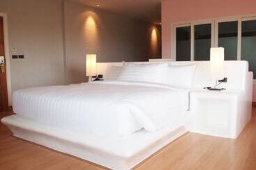 هتل The Chalet Phuket Resort