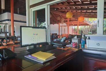 هتل The Chalet Phuket Resort