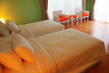 هتل The Chalet Phuket Resort