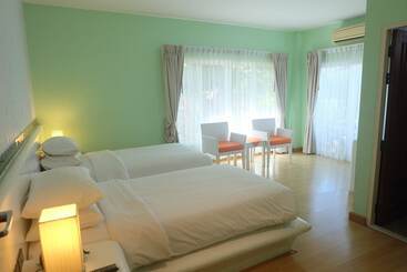 هتل The Chalet Phuket Resort