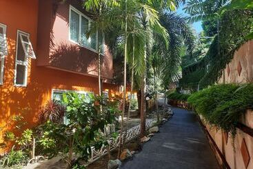هتل The Chalet Phuket Resort