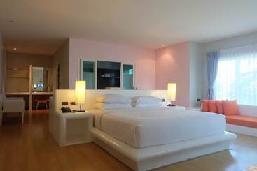 هتل The Chalet Phuket Resort