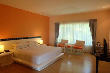 هتل The Chalet Phuket Resort