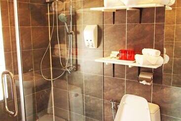 هتل The Chalet Phuket Resort