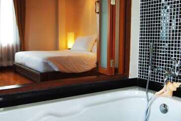 هتل The Chalet Phuket Resort