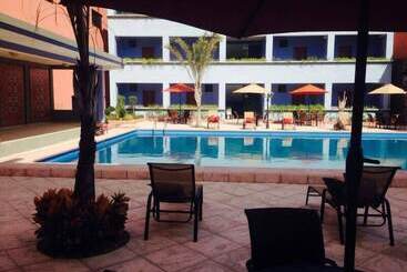 Le Monte Cristo Hotel & Suites