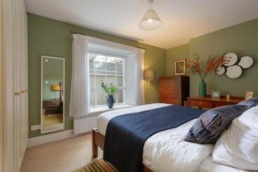 تختخواب و صبحانه Spectacular 2 Bedroom Apartment With Sunny Garden & Terrace