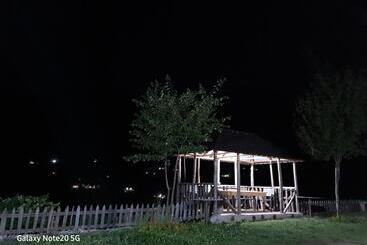 پانسیون Mountain Vista Guesthouse Shkafi