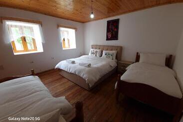 پانسیون Mountain Vista Guesthouse Shkafi