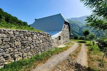 پانسیون Mountain Vista Guesthouse Shkafi