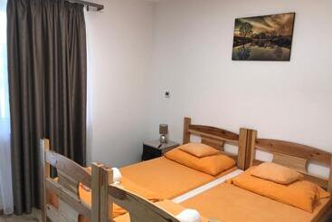 تختخواب و صبحانه Tó Party Apartman