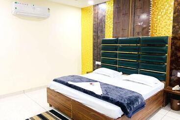 The R Motel Phagwara City Full Privacy & Security Family,corporate,couples Favorite