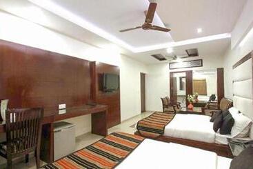 Fabhotel Station 3