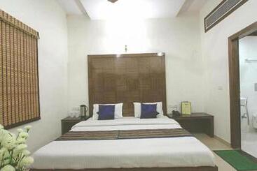 Fabhotel Station 3