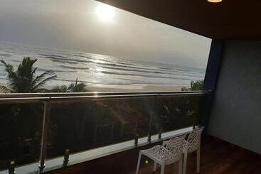 هتل The Oceanic Beach Front