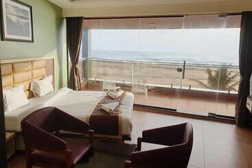 هتل The Oceanic Beach Front