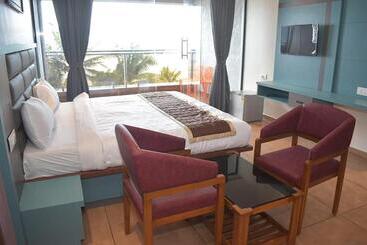 هتل The Oceanic Beach Front