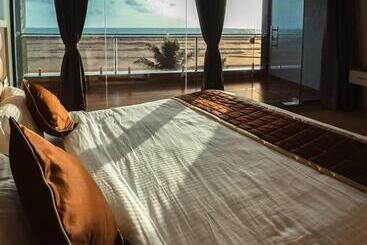 هتل The Oceanic Beach Front