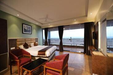 هتل The Oceanic Beach Front
