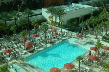Mgm Signature Ph 30th Floor Deluxe Studio Apartment Strip Facing With Balcony