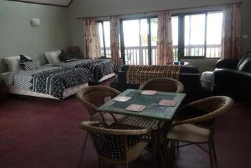 پانسیون Seaside Villa