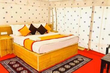هتل Sam Dunes Safari Campus