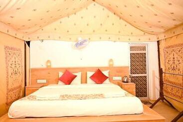 هتل Sam Dunes Safari Campus
