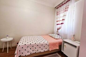 پانسیون Clover Flower House Only For Females Zeyti̇nburnu