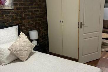 膳宿费 We Love Properties Guest House
