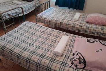 پانسیون Guesthouse Kvara Mukhuri