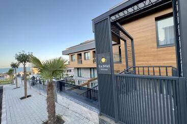 هتل La Miel Suites