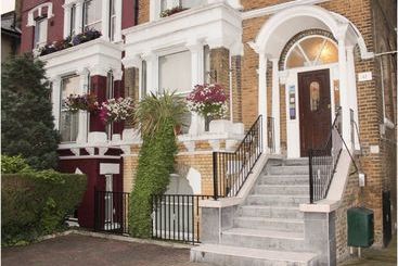 تختخواب و صبحانه Lampton Guest House