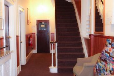 تختخواب و صبحانه Lampton Guest House