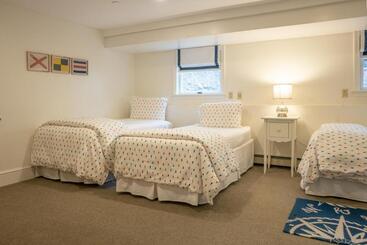 تختخواب و صبحانه Onesixtyfive, The Inn On Park Row