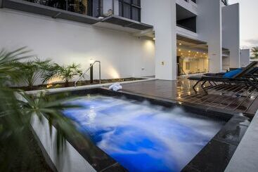 هتل Synergy Broadbeach Official