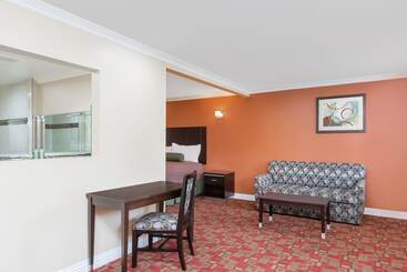 هتل Travelodge Inn & Suites By Wyndham Bell Los Angeles Area