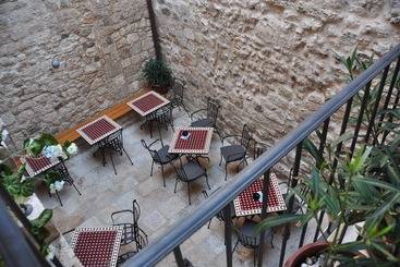 هتل Villa Mama Traditional Apartments In Omis