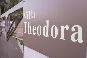 هتل Villa Theodora