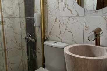 Queen Ci̇ty Hotel And Bungalov