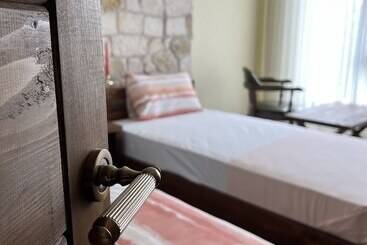 Queen Ci̇ty Hotel And Bungalov