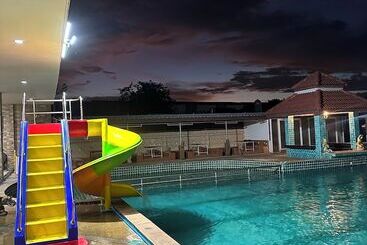 Tuscany Hotel By Skypark