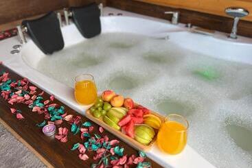 تختخواب و صبحانه Defne Bungalow Yomra