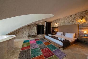 هتل Cappadocia Hobbit House