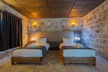 هتل Cappadocia Hobbit House