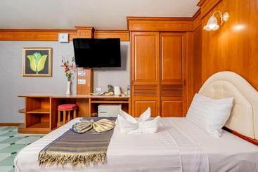 هاستل Patong Social Hotel & Restaurant