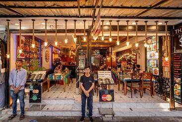 هاستل Patong Social Hotel & Restaurant