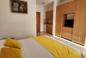 پانسیون Bela Kuća Studio Apartments Na Korak Do Mora A Step To The Sea