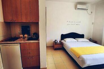 پانسیون Bela Kuća Studio Apartments Na Korak Do Mora A Step To The Sea
